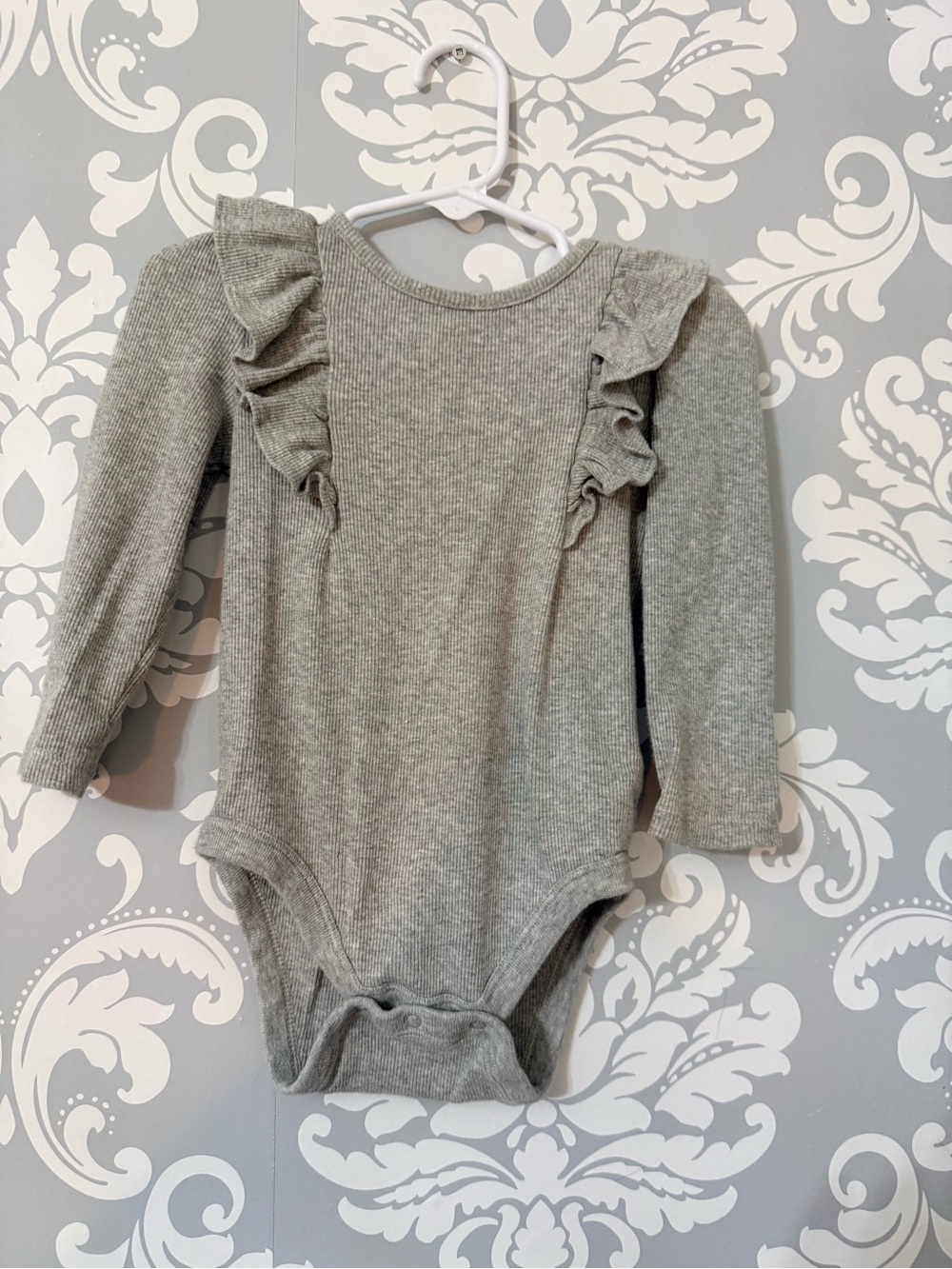 💫10/$25 • Gap Brannon’s Favorites Grey Ruffle Long-Sleeve One-Piece Bodysuit